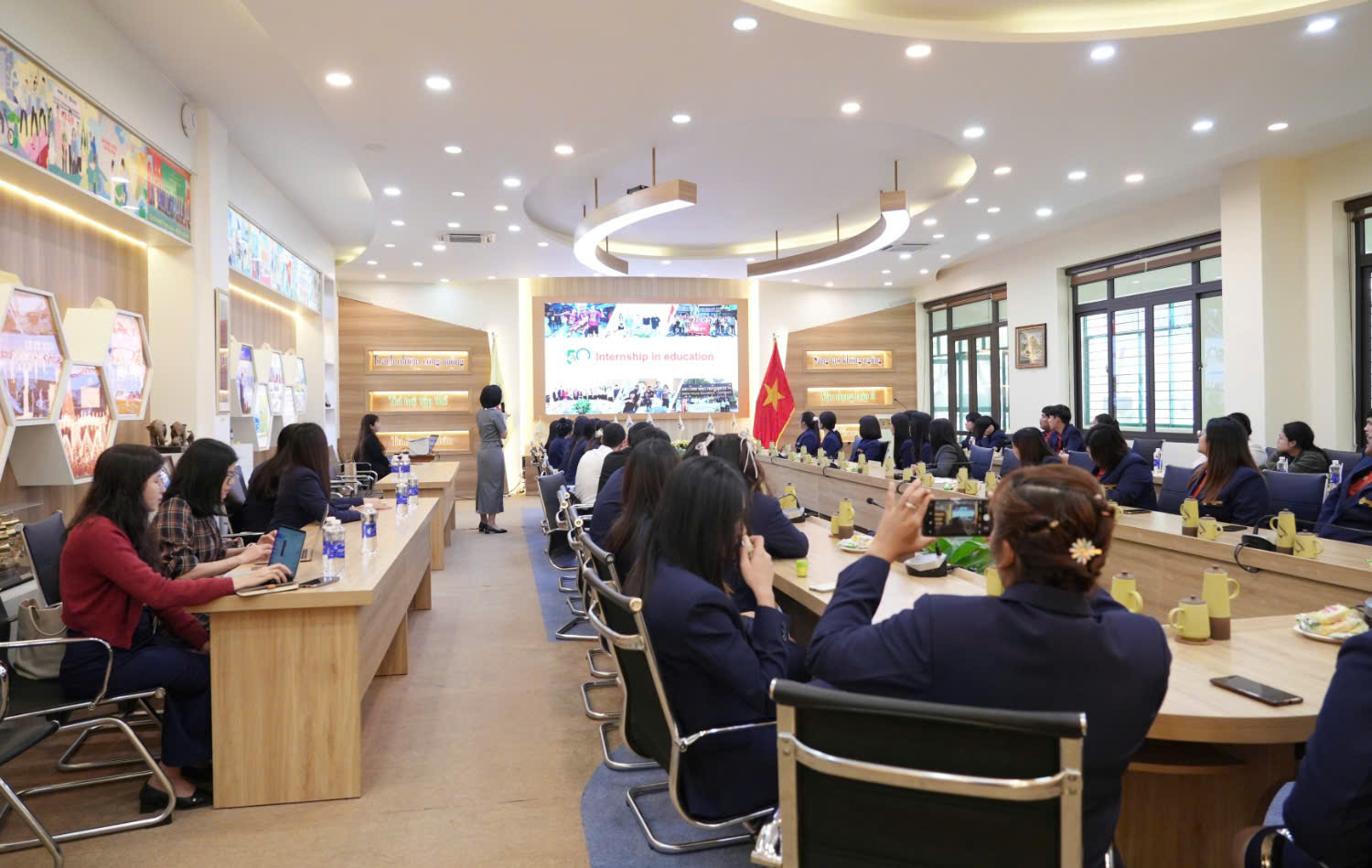 KHOA TÂM LÝ – GIÁO DỤC – CÔNG TÁC XÃ HỘI THAM GIA HOẠT ĐỘNG GIAO LƯU HỌC THUẬT VỚI TRƯỜNG ĐẠI HỌC ROI ET RAJABHAT (THÁI LAN)